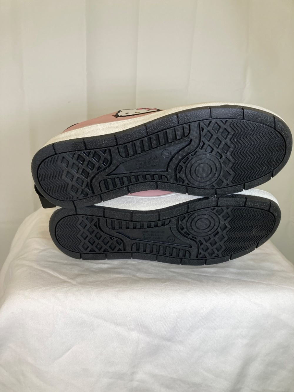 Hello Kitty Sz 7 Pink Black White Ladies Shoes Sneakers New With Tags Black Sole - Picture 8 of 12